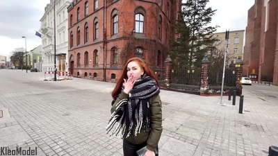 Ko te tiki a te iwi: ka moea tetahi kotiro ataahua mo te iPhone ka kumea ki roto i tana Topanga. CleoModel